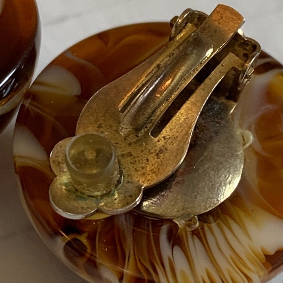 Vintage Brown and White Swirl Lucite Plastic Clip On Earrings Domed Shapped - Picture 5 of 11